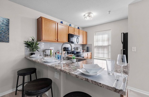 Kansas City Condo | Stylish 2BR Condo, KING Bed Ensuite in Master BR,Near HWYS, Fast Wifi,Fifa Ready