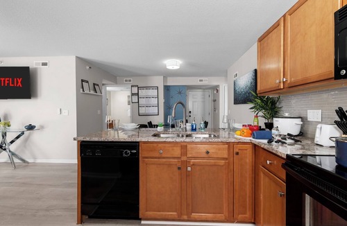 Kansas City Condo | Stylish 2BR Condo, KING Bed Ensuite in Master BR,Near HWYS, Fast Wifi,Fifa Ready