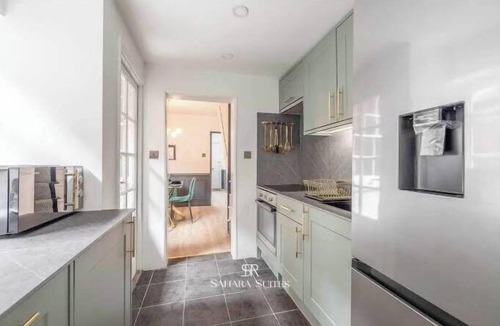 Windsor City Centre House | Stylish 2BR Contractor Home- Windsor Castle