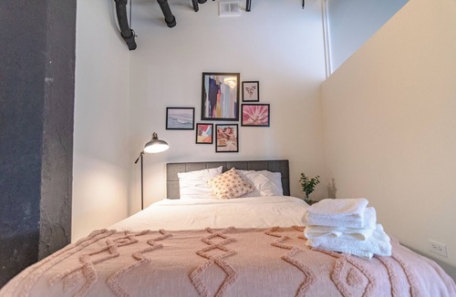 Near South Side Hotel | Stylish 2BR Cozy South Loop Suite Near McCormick