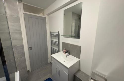 Forest Hill Apartment | Stylish 2BR, Fast Wifi with balcony