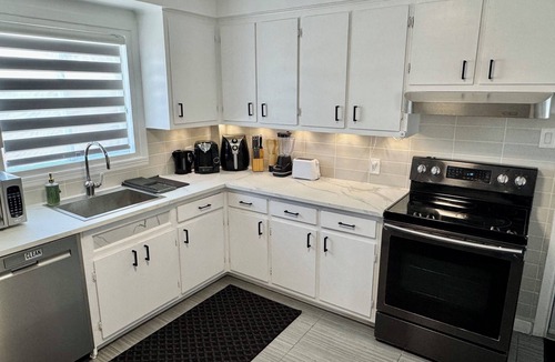 Longueuil Apartment | Stylish 2BR Free Parking 15 min to MTL