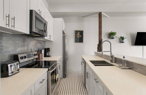 Saint Thomas Development Apartment | Stylish 2BR | Garden District | Historic Luxury