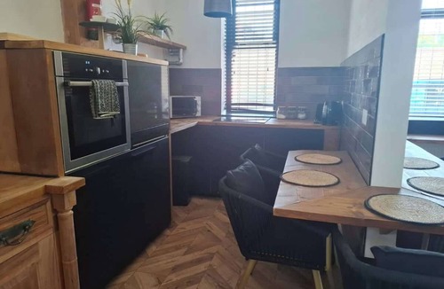 Rochdale House | Stylish 2BR | Wi Fi & Parking (Hosterooo)