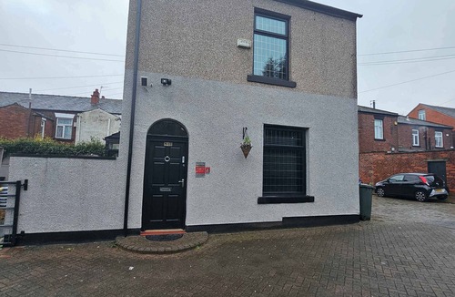 Rochdale House | Stylish 2BR | Wi Fi & Parking (Hosterooo)