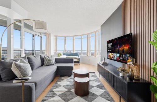Downtown Mississauga Apartment | Stylish 2br High-Rise - Sleeps 7 - YYZ