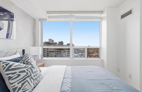 Downtown Mississauga Apartment | Stylish 2br High-Rise - Sleeps 7 - YYZ