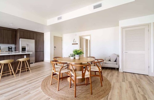 Parkside Apartment | Stylish 2BR Hollywood Condo - Workspace & Parking