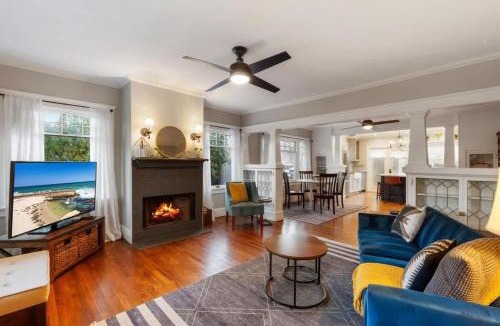 South Park House | Stylish 2BR Home and Studio Great Central Location