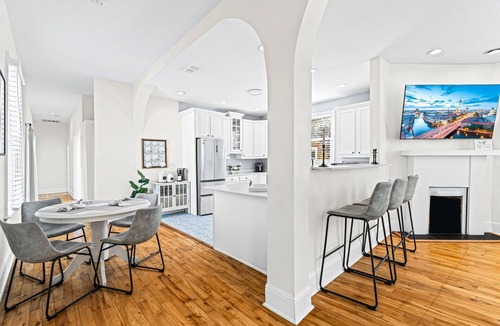 Springfield Apartment | Stylish 2BR in Historic Home | Walk to Events