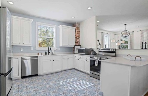 Springfield Apartment | Stylish 2BR in Historic Home | Walk to Events