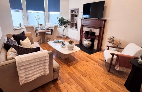 Govan Apartment | Stylish 2BR in unique Ibrox location nearby subway