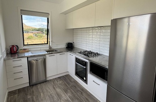 Lower Shotover House | Stylish 2BR: Mountain Views & Prime Location