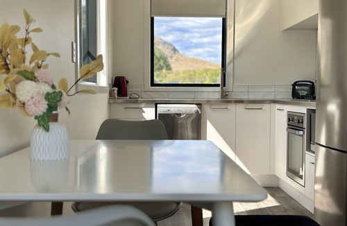 Lower Shotover House | Stylish 2BR: Mountain Views & Prime Location