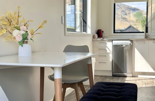 Lower Shotover House | Stylish 2BR: Mountain Views & Prime Location