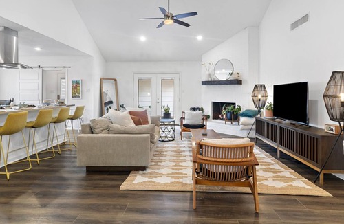 North Austin Civic Association House | ★ Stylish 2BR Ranch in N. Central Austin ★ Stock Pool ★ Parking