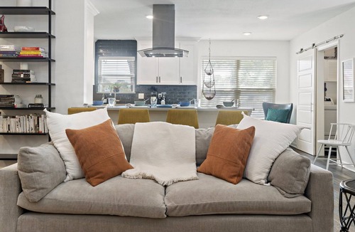 North Austin Civic Association House | ★ Stylish 2BR Ranch in N. Central Austin ★ Stock Pool ★ Parking