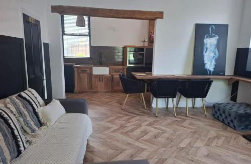 Rochdale House | Stylish 2BR Stay in Rochdale