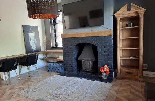 Rochdale House | Stylish 2BR Stay in Rochdale