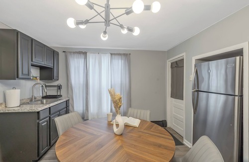 Westside Apartment | Stylish 2BR Syracuse Stay, Near Zoo, Museums and Downtown