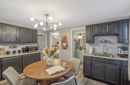 Westside Apartment | Stylish 2BR Syracuse Stay, Near Zoo, Museums and Downtown