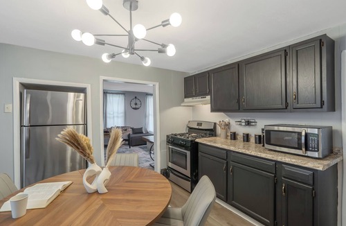 Westside Apartment | Stylish 2BR Syracuse Stay, Near Zoo, Museums and Downtown