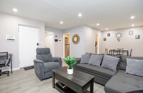 Orange House | Stylish 2BR, Unit 2, Smart Lock, Yard, Laundry