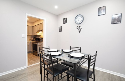Orange House | Stylish 2BR, Unit 2, Smart Lock, Yard, Laundry