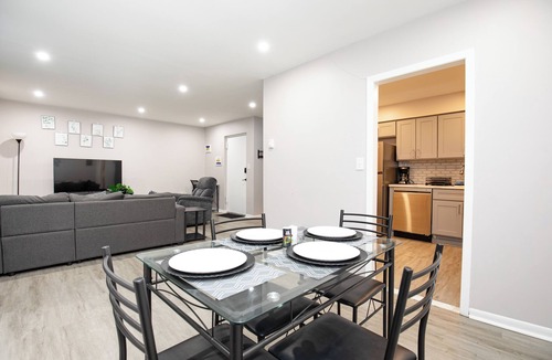 Orange House | Stylish 2BR, Unit 2, Smart Lock, Yard, Laundry