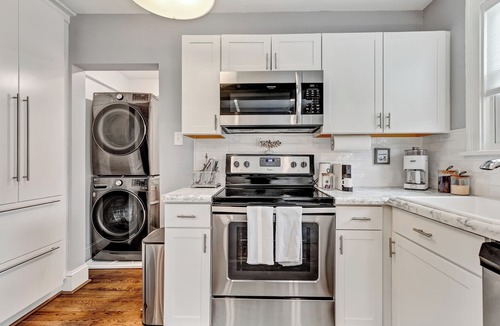 Lakeside House | Stylish 2BR w/Fenced Yard & Deck, Walk to Botanical Gardens, Dog-Friendly