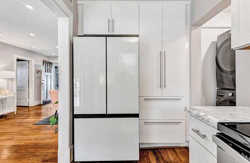 Lakeside House | Stylish 2BR w/Fenced Yard & Deck, Walk to Botanical Gardens, Dog-Friendly