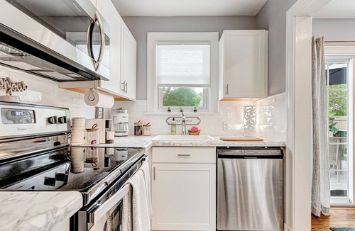 Lakeside House | Stylish 2BR w/Fenced Yard & Deck, Walk to Botanical Gardens, Dog-Friendly