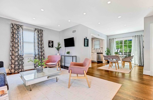 Lakeside House | Stylish 2BR w/Fenced Yard & Deck, Walk to Botanical Gardens, Pet-Friendly