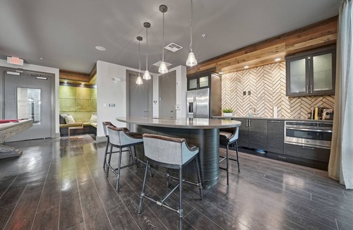Courier City - Oscawana Apartment | Stylish 2BR w Pool Pet-friendly Unit 13