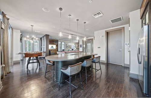 Courier City - Oscawana Apartment | Stylish 2BR w Pool Pet-friendly Unit 13