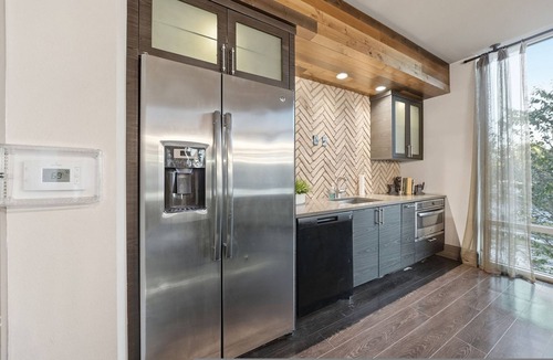 Courier City - Oscawana Apartment | Stylish 2BR w Pool Pet-friendly Unit 13