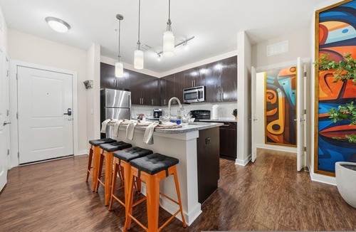 Courier City - Oscawana Apartment | Stylish 2BR w Pool Pet-friendly Unit 13