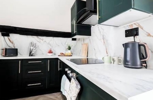 Ryton Apartment | Stylish 3 Bed Flat + Parking