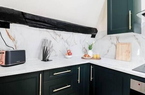 Ryton Apartment | Stylish 3 Bed Flat + Parking