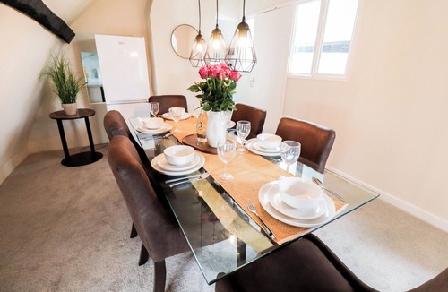 Ryton Apartment | Stylish 3 Bed Flat + Parking