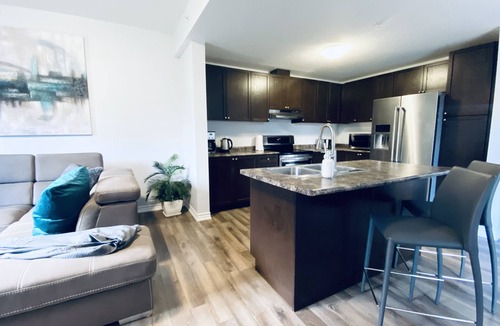 Kitchener House | Stylish 3 Bdrm house- king bed, Netflix, parking
