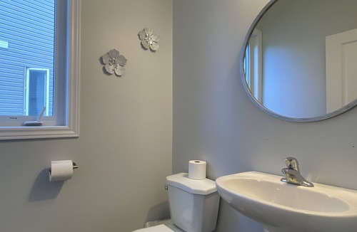 Kitchener House | Stylish 3 Bdrm house- king bed, Netflix, parking