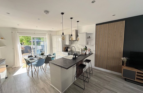 London Borough of Bromley Apartment | Stylish 3-Bed Executive Home Chislehurst, BR7