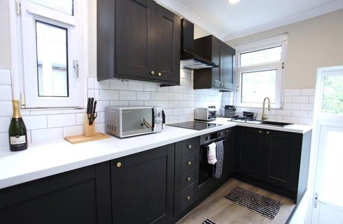 Scotstoun Apartment | Stylish 3-Bed Flat in Glasgow