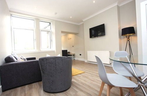 Scotstoun Apartment | Stylish 3-Bed Flat in Glasgow