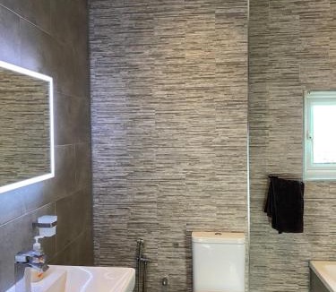 South Woodford Apartment | Stylish 3-Bed Flat Opposite Central Line Station