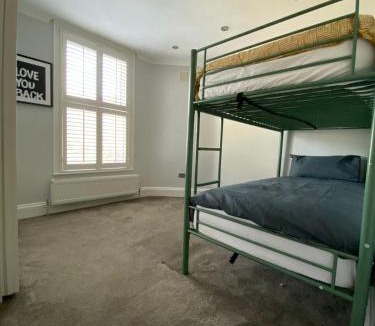 South Woodford Apartment | Stylish 3-Bed Flat Opposite Central Line Station