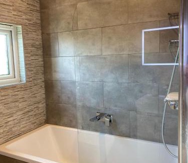 South Woodford Apartment | Stylish 3-Bed Flat Opposite Central Line Station