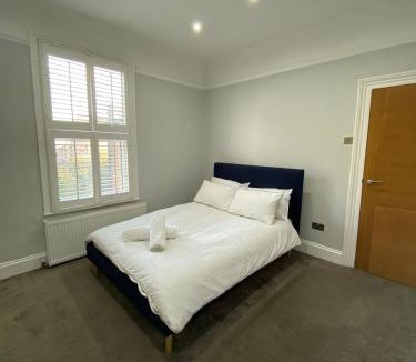 South Woodford Apartment | Stylish 3-Bed Flat Opposite Central Line Station