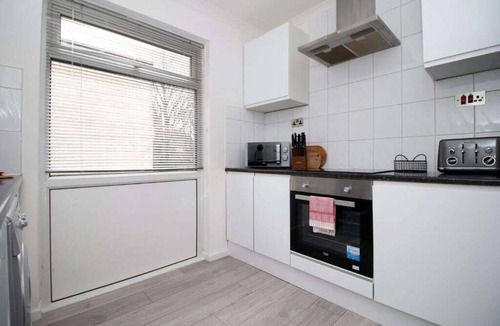 Penarth Apartment | Stylish 3 Bed Flat with Parking